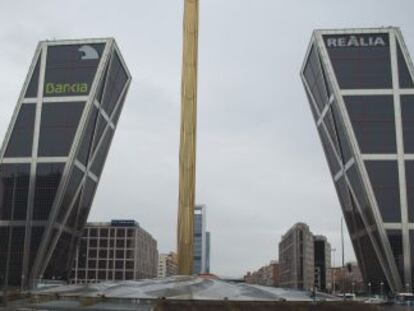 Las torres Kio en la plaza de Castilla, en Madrid. La de la derecha pertenece a la inmobiliaria Realia