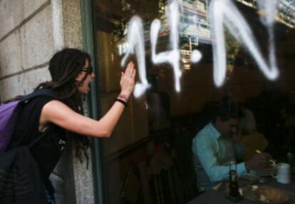 Una manifestante increpa al cliente de un restaurante