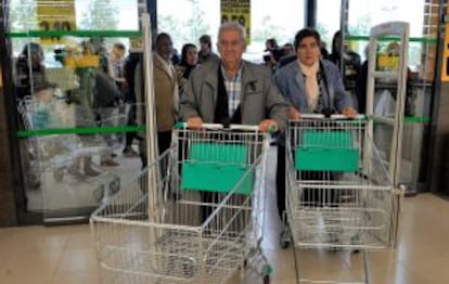 Los primeros clientes de Mercadona en Vitoria.