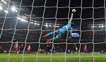 Saul Níguez marca el 0-1 ante el Bayer Leverkusen.