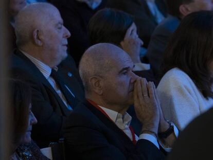 Manuel Chaves durante un coloquio de Mario Vargas Llosa en Sevilla el 7 de noviembre.