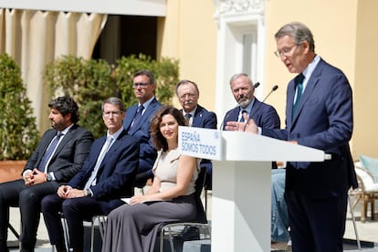 Alberto Núñez Feijóo, presidente del Partido Popular, participa en la Cumbre de Presidentes del PP, junto a los barones autonómicos, en el palacete de los Duques de Pastrana, este viernes.