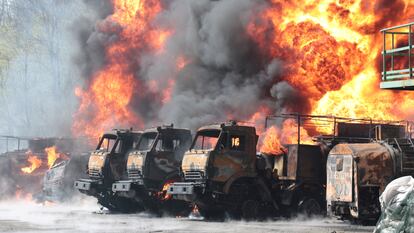 Vehículos incendiados tras un ataque en Makiivka (Ucrania), este miércoles. El Ministerio de Defensa británico ha señalado en su último informe de inteligencia que las tropas rusas han desplegado 22 batallones "tácticos" cerca de la ocupada ciudad de Izium, en un intento por avanzar en la zona norte de Donbás. 