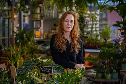 La escritora Marta del Riego posa en el interior de la tienda Plantas Luego Existes, en el Rastro de Madrid, el 6 de febrero de 2025.