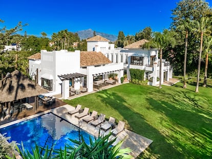 Las tres casas de la semana: villa de diseño en Marbella con jardín tropical por 4,8 millones de euros