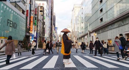 Un hombre ataviado a la antigua usanza cruza un paso de cebra de la calle Ginza, la vía comercial más cosmopolita de Tokio