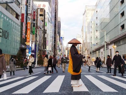 Un hombre ataviado a la antigua usanza cruza un paso de cebra de la calle Ginza, la vía comercial más cosmopolita de Tokio