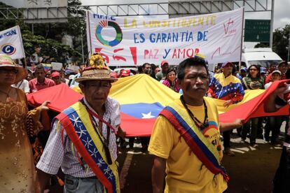 Dos hombres afines al gobierno de Nicolás Maduro participan en la manifestación convocada para apoyar la instalación de la Asamblea Nacional Constituyente, en Caracas.