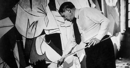 Picasso es fotografiado por Dora Maar mientras trabaja en el 'Guernica' en 1937.