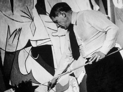 Picasso es fotografiado por Dora Maar mientras trabaja en el 'Guernica' en 1937.