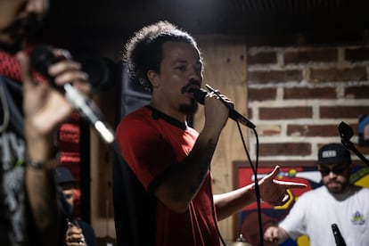 Kaztro rapea durante un ensayo, en Medellin, el 21 de diciembre de 2023.