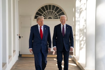 Donald Trump y Joe Biden caminan hacia el Despacho Oval en la Casa Blanca, este mircoles. 