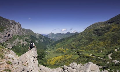 Un excursionista contempla una vista panorámica de uno de los valles del parque natural de Somiedo.