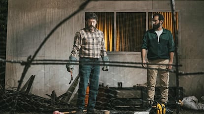 Маноло Соло и Хесус Карроса перед клеткой с крокодилом в «Раю для животных».