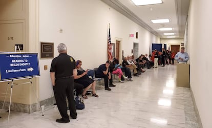 Várias pessoas, entre eles, ‘guardadores de lugar’ profissionais, esperam na fila para uma audiência do Comitê de Formação e Emprego no Congresso dos Estados Unidos, numa manhã de junho.