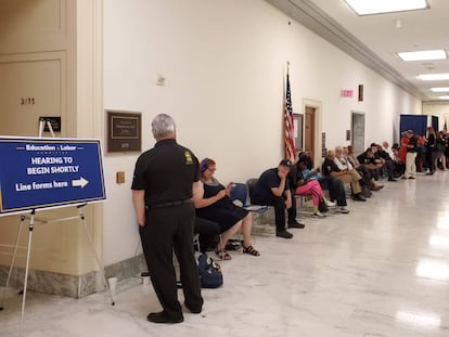 Várias pessoas, entre eles, ‘guardadores de lugar’ profissionais, esperam na fila para uma audiência do Comitê de Formação e Emprego no Congresso dos Estados Unidos, numa manhã de junho.