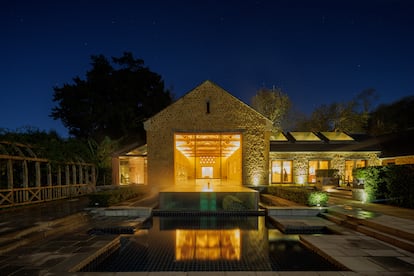 Piscina y spa, en uno de los graneros reconvertidos.