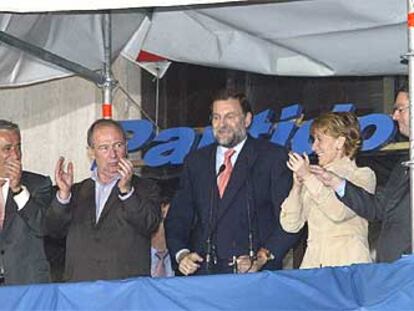 Javier Arenas, Rodrigo Rato, Mariano Rajoy, Esperanza Aguirre, Alberto Ruiz-Gallardón y Jaime Mayor Oreja celebran la victoria electoral en Madrid.