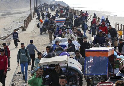 GAZA CITY, GAZA - FEB 2: Palestinians displaced by Israeli attacks continue to return to their lands in the north from the south, on February 2, 2025 in Gaza City, Gaza. Gazans moved north along Al-Rashid Street on the coast. (Photo by Ashraf Amra/Anadolu via Getty Images)