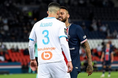 Neymar se encara con Álvaro durante el encuentro entre el PSG y el Olympique de Marsella en el Parque de los Príncipes el pasado domingo