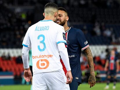 Neymar se encara con Álvaro durante el encuentro entre el PSG y el Olympique de Marsella en el Parque de los Príncipes el pasado domingo