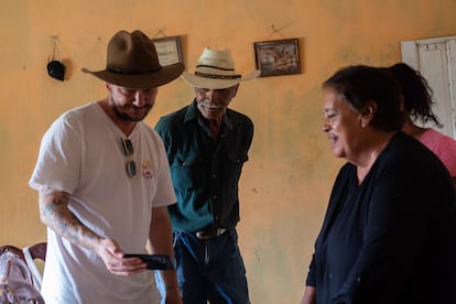Eustacio Ascacio y su esposa, Cipriana Cárdenas, conversan con el director de cine Carlos Eichelman Kaiser.  