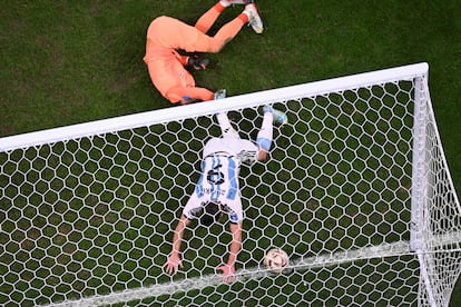 Julian Alvarez, anotando el segundo gol de su equipo ante la selección croata.