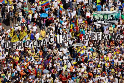 Miles de opositores venezolanos, en la manifestación este sábado en Caracas.