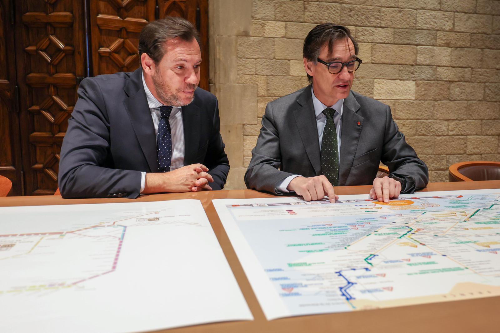 El ministro Óscar Puente y el president Salvador Illa, en un momento de la reunión en el Palau de la Generalitat.