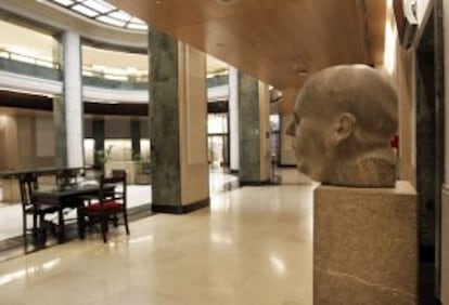 El busto en su nuevo lugar en otro edificio, junto a los lavabos.