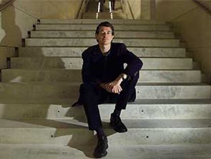 Dan Cameron, el viernes, en la escalera de acceso a Caixaforum en Barcelona.