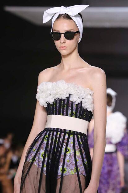 Giambattista Valli apuesta por la feminidad de rayas y flores