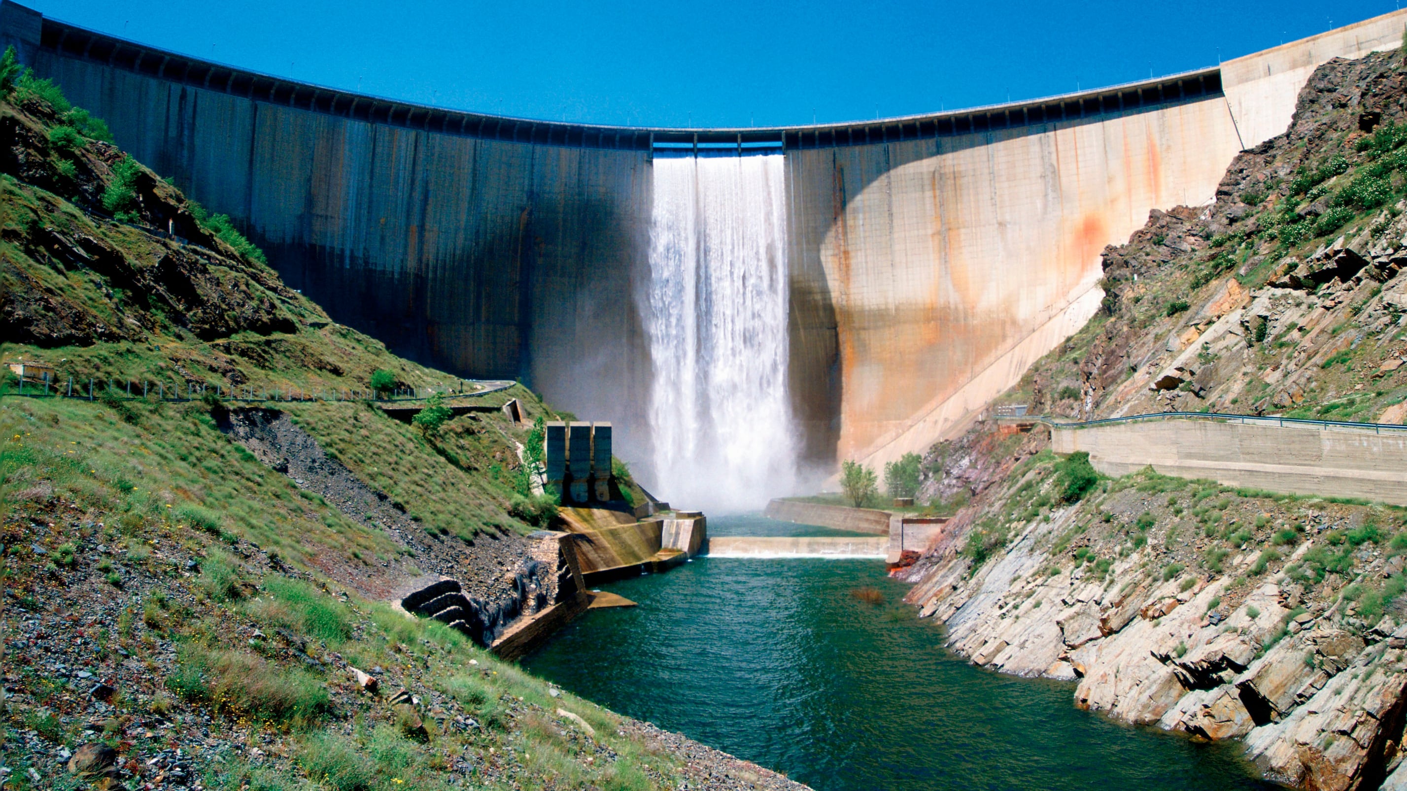 Espectáculo en El Atazar: el mayor pantano de Madrid vierte agua por primera vez en 34 años por su compuerta superior