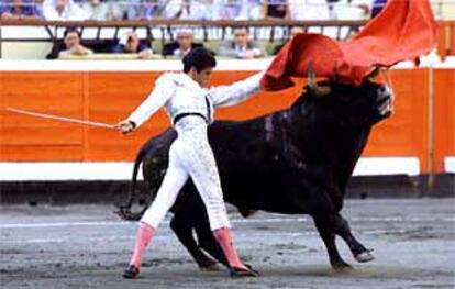 Rafael de Julia, durante la faena a su primer toro.