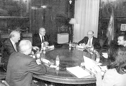 Fotografía de la reunión entre el exministro de Hacienda, Cristóbal Montoro, y los representantes de la AFGIM, el 4 de marzo de 2014, que consta en el sumario del 'caso Montoro'.
