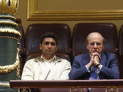 El padre de Mari Luz y el alcalde de Huelva, en el Congreso.