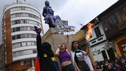 Detrás de la icónica estatua de Policarpa Salavarrieta, ubicada en el centro de Bogotá, cientos de mujeres se dieron cita desde las 13:30 horas para conmemorar el Día Internacional de la mujer. 

