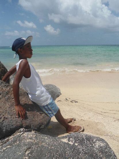 Un niño aprecia la belleza de una playa en Corn Island, ubicada en el Caribe de Nicaragua.