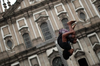 Um artista durante sua performance em frente à igreja da Candelária, nesta segunda.