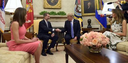 La reina Letizia, el rey Felipe VI, el presidente de Estados Unidos Donald Trump y la primera dama Melania Trump, en el despacho Oval.