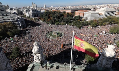 Decenas de miles de personas en las inmediaciones de la plaza de Cibeles, durante la manifestación.