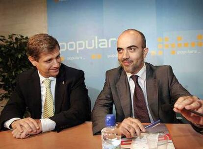 Daniel Sirera (a la derecha) y Alberto Fernández, durante la reunión del Comité Ejecutivo del PP catalán.