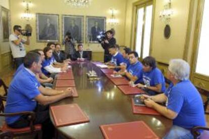 Vista de la reunión que ha mantenido hoy el comité de empresa de Nuclenor con el presidente de la Diputación de Burgos, Cesar Rico (c), en la sede de la institución regional.