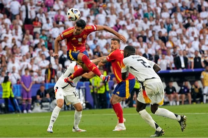 Mikel Merino marca el segundo gol de España.