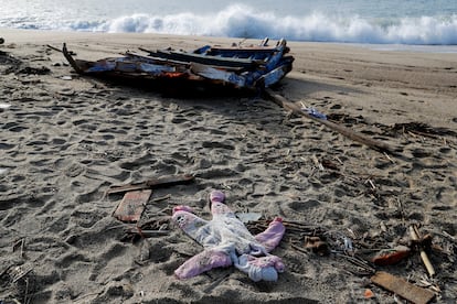 Restos del naufragio en la playa de Cutro, Italia, este martes.