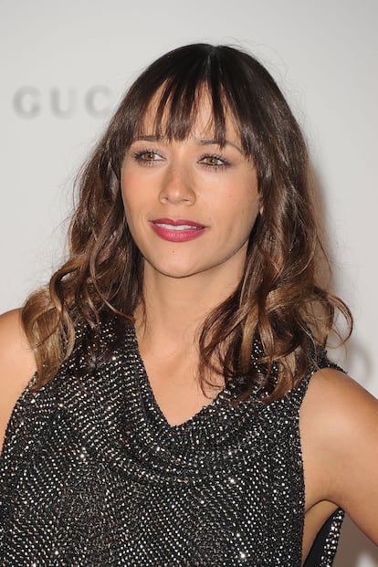 Es una pena que una actriz con tanto estilo se haya equivocado tanto con su peinado. Porque, en su amago de flequillo, que ha conseguido Rashida Jones es que parezca que tiene el pelo sucio. Le falta volumen y cantidad de cabello sobre la frente; ¿no debería ser un poco más tupido? Pero ella lo tiene fácil: no tiene más que sacar otro mechón de más atrás y cortar.