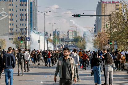 Estudiantes universitarios se manifiestan en el Kurdistán iraquí para que el Gobierno regional restablezca las becas que suspendió en 2015.