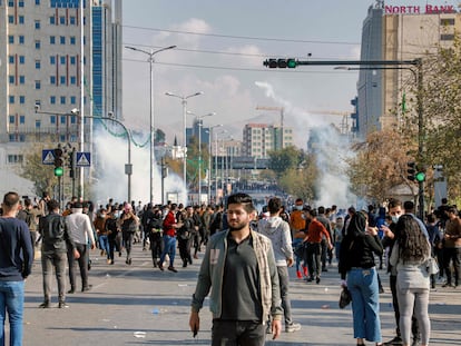 Estudiantes universitarios se manifiestan en el Kurdistán iraquí para que el Gobierno regional restablezca las becas que suspendió en 2015.