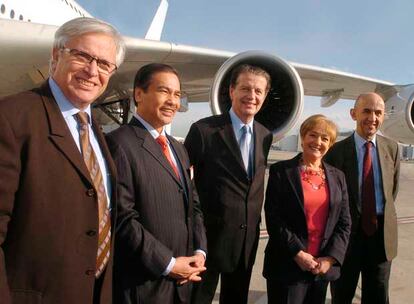 El ministro Joan Clos, Chann Kong Choy de Malaisia, el francés Dominique Perben, la británica Margaret Hodge y Louis Gallois en Toulouse.