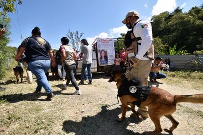 Vecinos y autoridades durante la búsqueda de Ayelin Izcae Gutiérrez, de 13 años, en Tixtla (Guerrero).